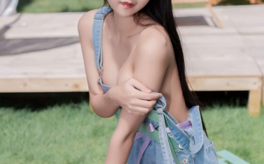 萌芽儿午后，背带裤少女的西瓜与夏天