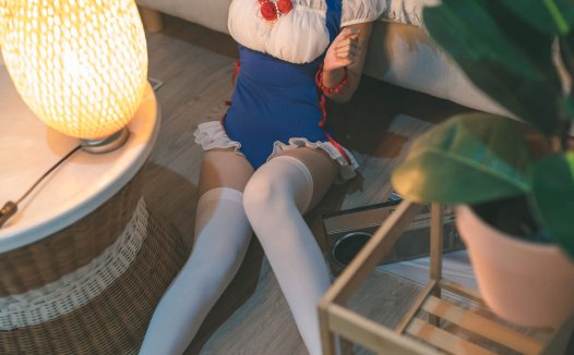 蠢沫沫杂货喵创可贴，在野餐日身穿格子裙漫步